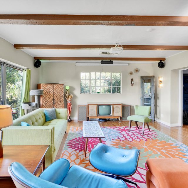 https://tujungahouse.com/wp-content/uploads/2025/02/22-11111-Tujunga-Canyon-Blvd-22-640x640.jpg