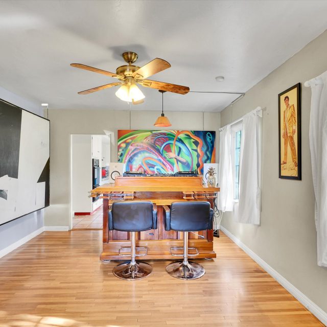 https://tujungahouse.com/wp-content/uploads/2025/02/25-11111-Tujunga-Canyon-Blvd-25-640x640.jpg