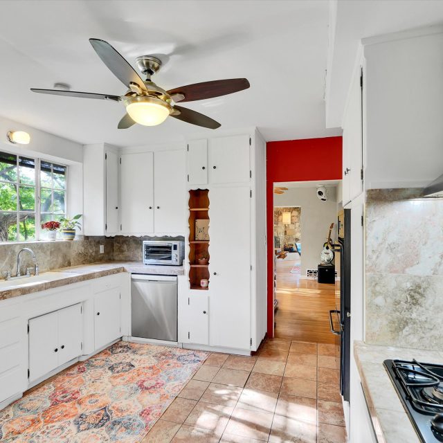 https://tujungahouse.com/wp-content/uploads/2025/02/31-11111-Tujunga-Canyon-Blvd-31-640x640.jpg