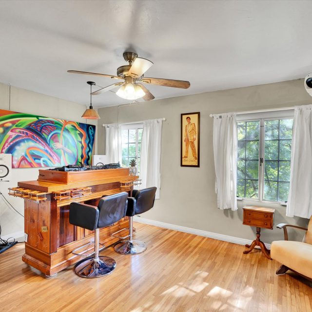 https://tujungahouse.com/wp-content/uploads/2025/02/41-11111-Tujunga-Canyon-Blvd-41-640x640.jpg