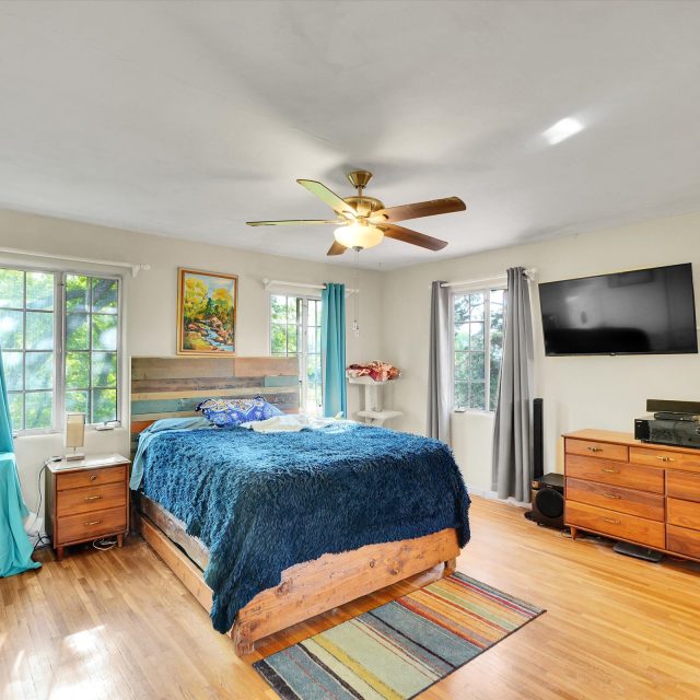 https://tujungahouse.com/wp-content/uploads/2025/02/44-11111-Tujunga-Canyon-Blvd-44-640x640.jpg