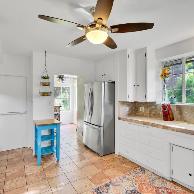 https://tujungahouse.com/wp-content/uploads/2025/02/kitchen2-640x640.jpg